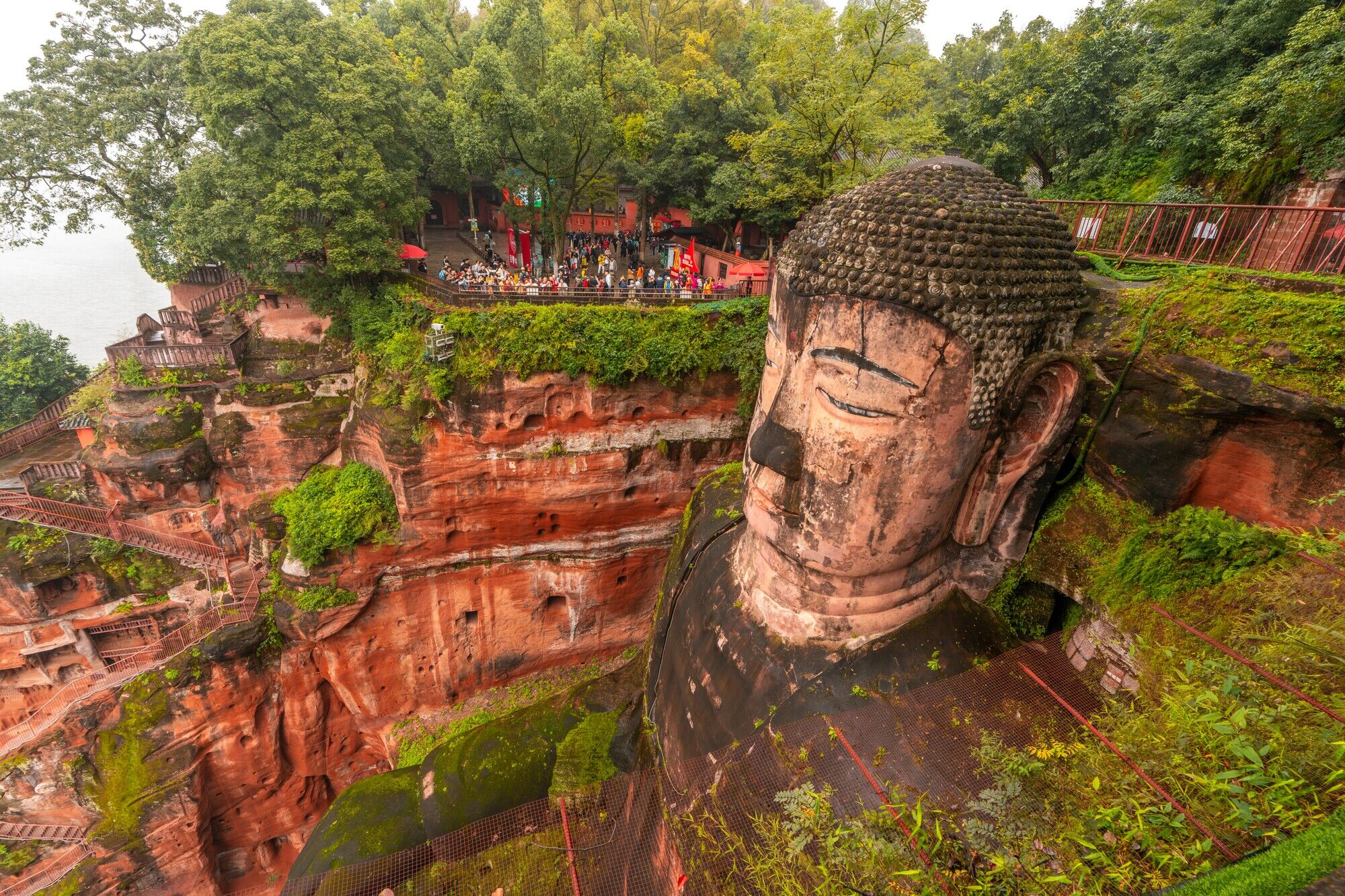 Oddly Satisfying Video of Cleaning the Leshan Giant Buddha Raises Eyebrows - RADII
